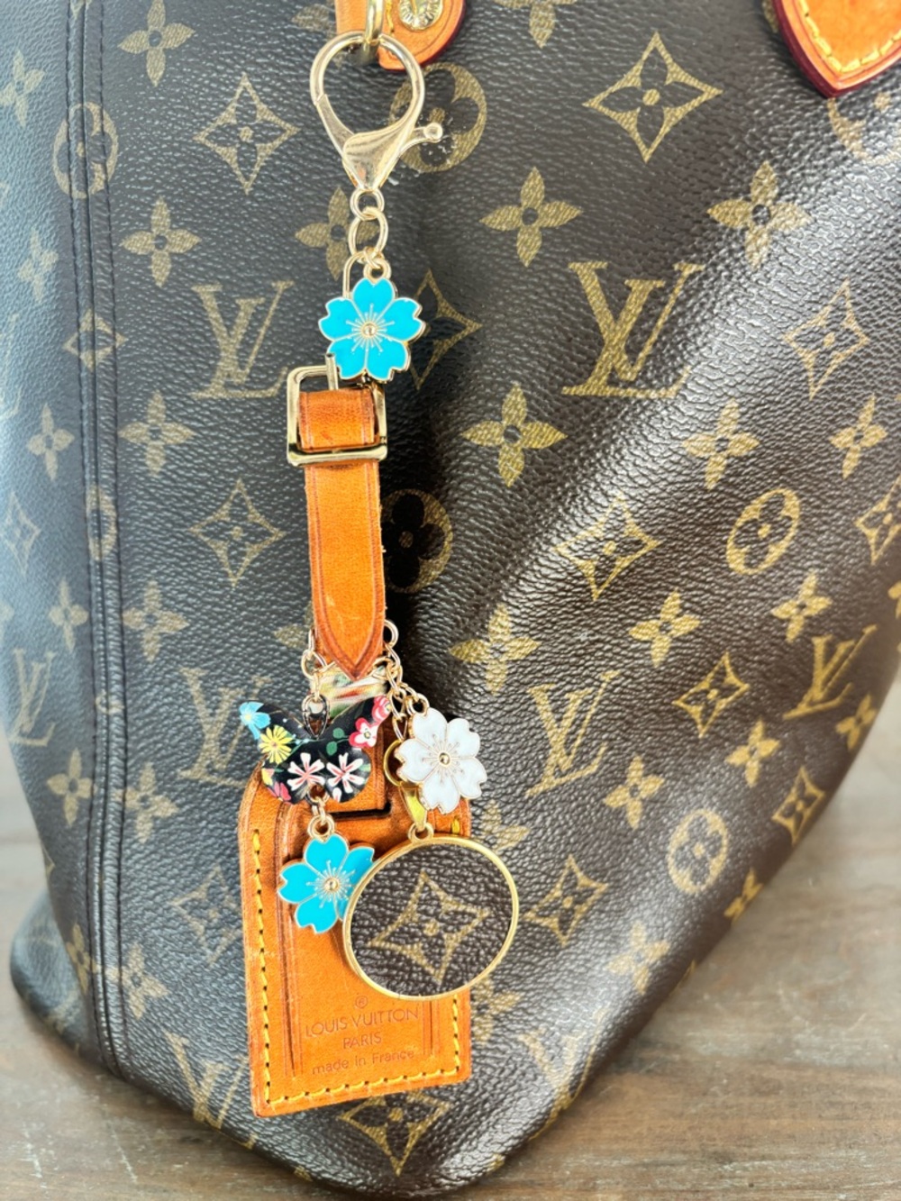 Authentic Louis Vuitton
Vachetta Bag Charm,Upcycled LV Charm, butterfly, flowers - Picture 6 of 7